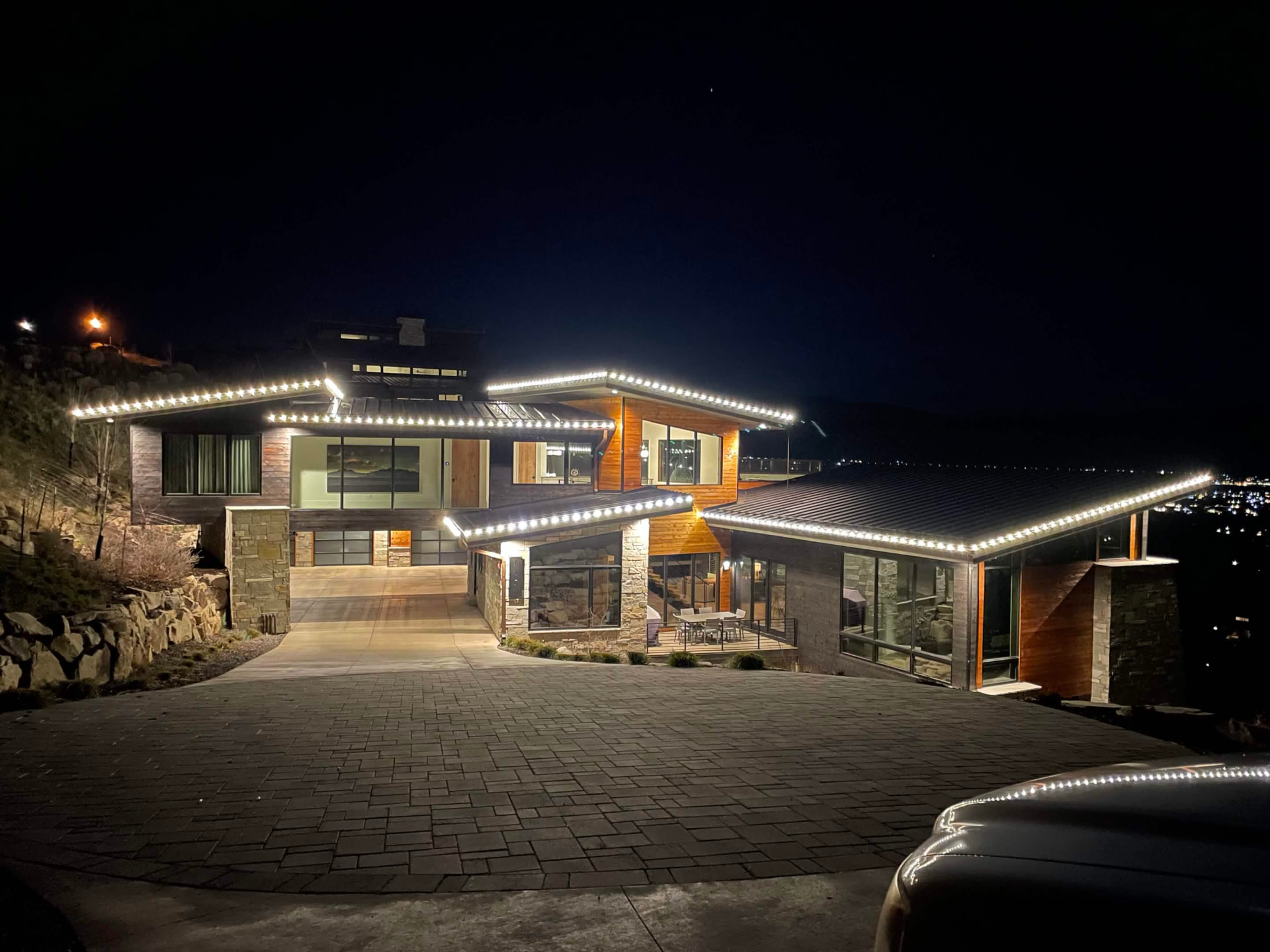 Modern hillside Utah home with clean warm white architectural roofline lighting